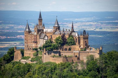 Hohenzollern Kalesi dağın tepesinde. Almanya. Stuttgart civarındaki ünlü bir dönüm noktası. Burg Hohenzollern 'in yaz manzarası