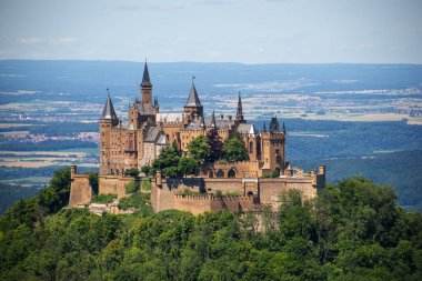Hohenzollern Kalesi dağın tepesinde. Almanya. Stuttgart civarındaki ünlü bir dönüm noktası. Burg Hohenzollern 'in yaz manzarası