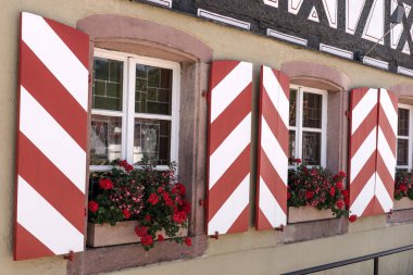 Tahta panjurlar kırmızı ve beyaz renkte.