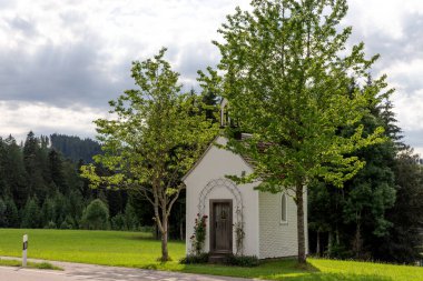Kara Orman 'daki küçük beyaz şapel. Almanya