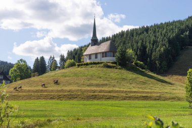 Kara Orman 'daki tepede küçük bir kilise. Almanya