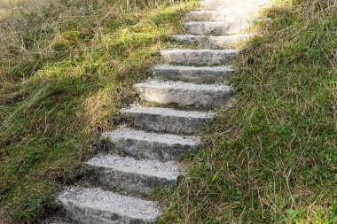 Granit taş yamaçta, sağda ve solda çayır var.