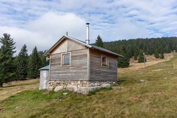 Μικρό Ξύλινο Σπίτι Μια Πλαγιά Στα Γιγάντια Βουνά Τσεχική Δημοκρατία — Φωτογραφία Αρχείου