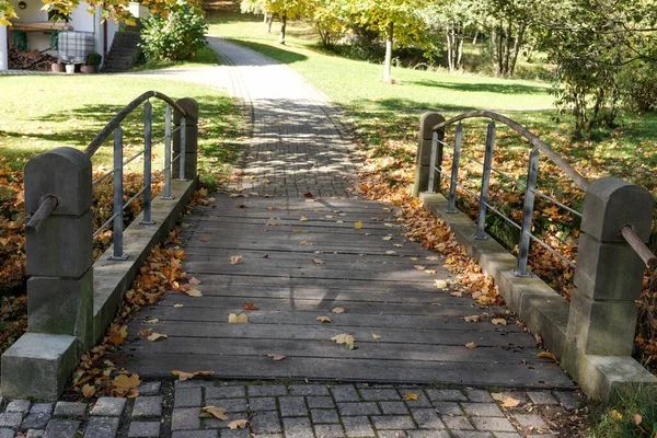 秋の公園の木造橋 — ストック写真