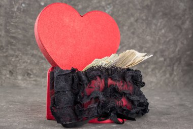 Külodu ve İngiltere banknotları olan seksi bir grup.