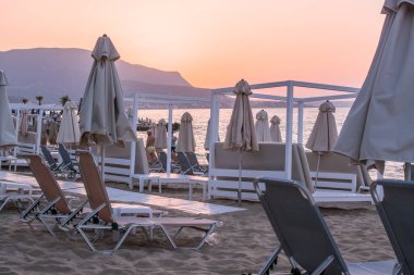 Akşamları okyanusa karşı kumsalda uzanan bir kumsal..