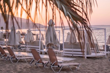 Avuç içi altında kumsalda uzanan bir plaj okyanusa karşı