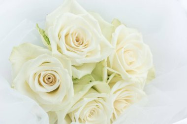 Beyaz düğün duvağı ve beyaz gül buketi 