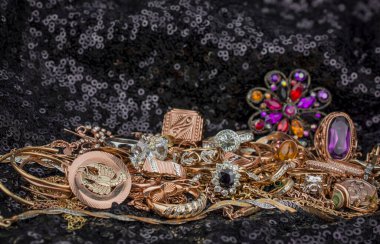 Ahşap Hıristiyan haçı İncil ve tespih üzerinde 