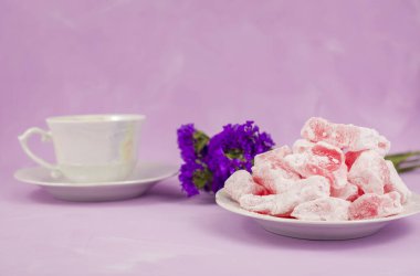 Pembe gül aromalı Türk lokumu