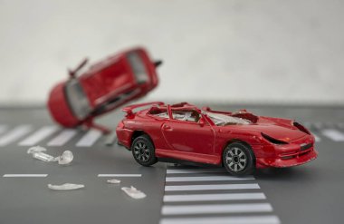 İki araba kaza yaptı. Trafik sigortası davası, kırık oyuncak araba.