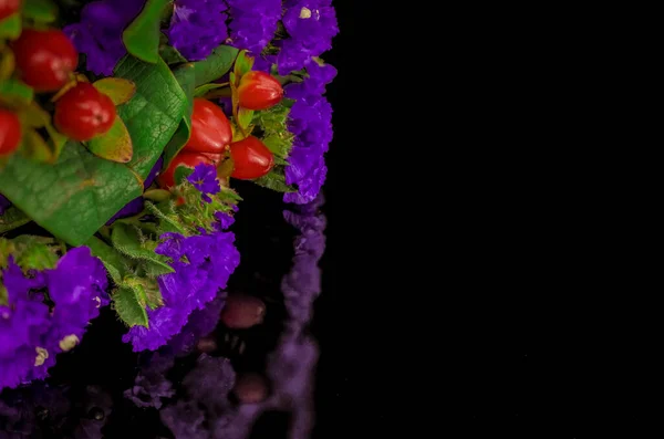 Gyönyörű Csokor Ibolya Dekoratív Virágok Piros Bogyó — Stock Fotó