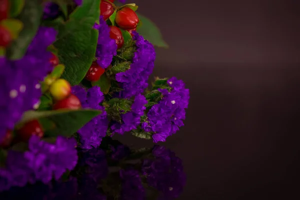 Hermoso Ramo Flores Decorativas Violetas Con Baya Roja — Foto de Stock