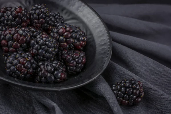 Mure Într Castron Negru Fundal Negru — Fotografie, imagine de stoc