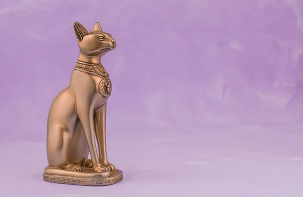Mısır kedisi Bast ya da Bastet, güneş ve savaş tanrıçası, izole edilmiş 