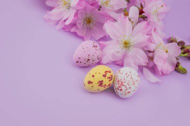 Tatlı çikolatalı Paskalya yumurtaları pembe arka planda