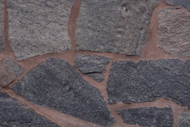 Karışık taşlı ve değişik şekilli taş duvarlar.