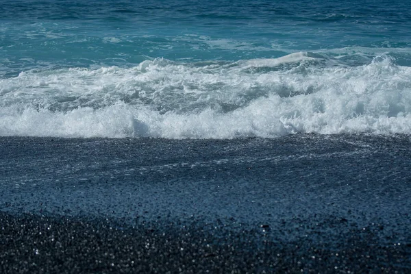 Εικόνα Της Βουλκανικής Μαύρης Άμμου Παραλία Και Κύματα — Φωτογραφία Αρχείου