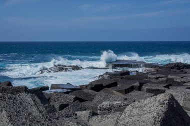 Doğal yüzme havuzunda dev okyanus dalgaları kırılıyor. 