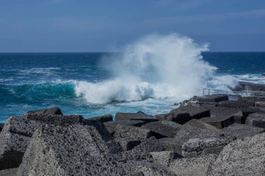 Doğal yüzme havuzunda dev okyanus dalgaları kırılıyor. 