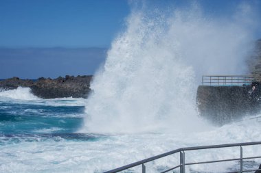 Doğal yüzme havuzunda dev okyanus dalgaları kırılıyor. 