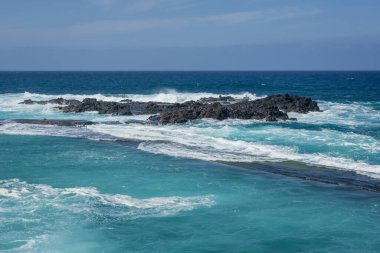 Doğal yüzme havuzunda dev okyanus dalgaları kırılıyor. 