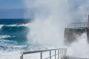Doğal yüzme havuzunda dev okyanus dalgaları kırılıyor. 
