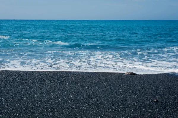 Εικόνα Της Βουλκανικής Μαύρης Άμμου Παραλία Και Κύματα — Φωτογραφία Αρχείου