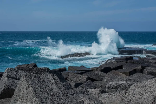 Ondas Oceânicas Enormes Quebrando Piscina Exterior Natural — Fotografia de Stock