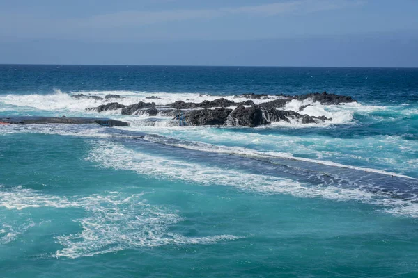 Huge Ocean Waves Breaking Natural Outdoor Swimming Pool — Stock Photo, Image