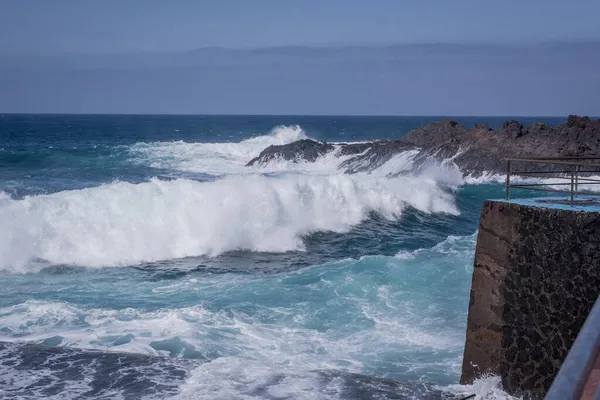 Ondas Oceânicas Enormes Quebrando Piscina Exterior Natural — Fotografia de Stock