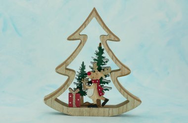 Arkaplanda boş C ile noel süslemesi ağacı