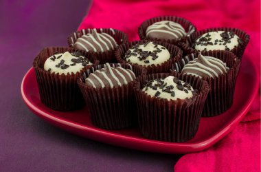 Çikolata parçacıklı enfes çikolatalı kekler.