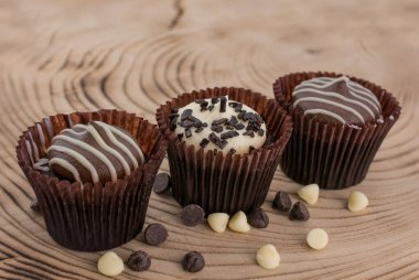 Çikolata parçacıklı enfes çikolatalı kekler.