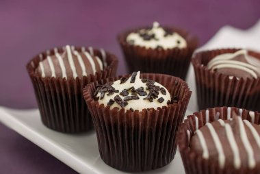 Çikolata parçacıklı enfes çikolatalı kekler.