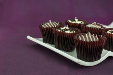 Çikolata parçacıklı enfes çikolatalı kekler.