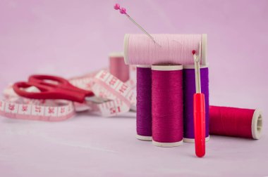 Renkli dikiş iplikleri arkaplanı yakın plan 