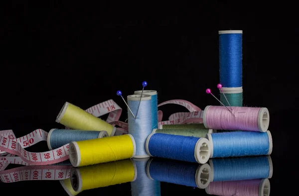 カラフルな縫製糸の背景のクローズアップ — ストック写真