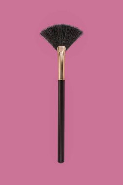 Pembe arkaplanda ayrıştırılmış makyaj fırçaları