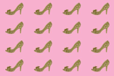 Yüksek topuklu cinsel altın ayakkabılar.