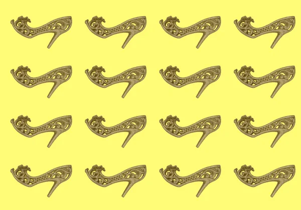 ハイヒールのパターンの背景に性的な金の靴 — ストック写真