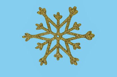 Arka planda Noel süslemesi kar tanesiyle