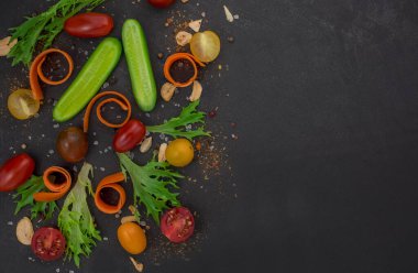  Siyah arka planda taze sebzeler. Üst görünüm.