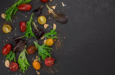  Siyah arka planda taze sebzeler. Üst görünüm.