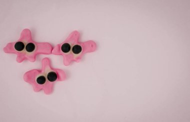 Renkli arka planda karışık komik tatlılar-