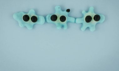 Renkli arka planda karışık komik tatlılar-