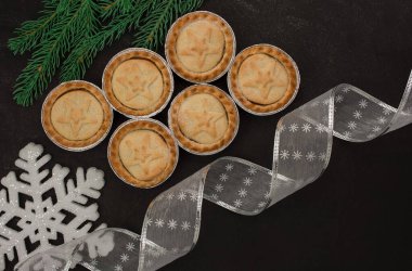  Geleneksel İngiliz Noel 'i meyveli kıymalı turta.