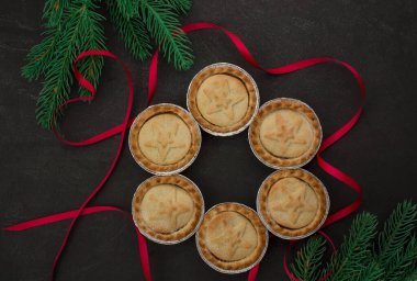  Geleneksel İngiliz Noel 'i meyveli kıymalı turta.