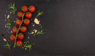 domatesli, sebzeli ve baharatlı kara tahta