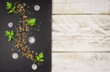 Sebze ve baharatlı kara tahta